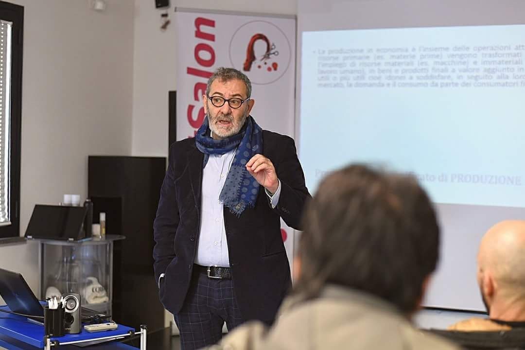 Francesco Mercandelli in aula con titolari di salone