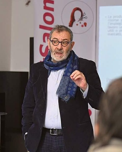 Francesco Mercandelli durante un incontro formativo per titolari di salone